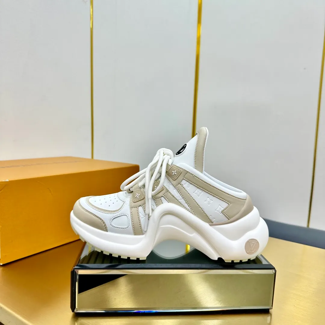 👟👟Ex-factory price 700👟👟 🔥🔥🔥Arch bridge top version LV donkey brand casual sports dad shoes and slippers The bold avant-garde design and the unique wavy outsole make the entire fashion circle coquettish. They are synonymous with new trends. They are touted as the coolest casual sneakers in history. Whoever wears them will become the most handsome person who turns heads. The heel is about 5.5cm high and the heel is about 8mm deep.  🌸 Imported fabric 🐂 leather ➕ Imported 🐐 leather ➕ Imported TPU splicing 🌸 Imported mesh lining ➕ Cow lining Outsole vacuum foaming and TPU combination 🌸 Size women's size 35-41